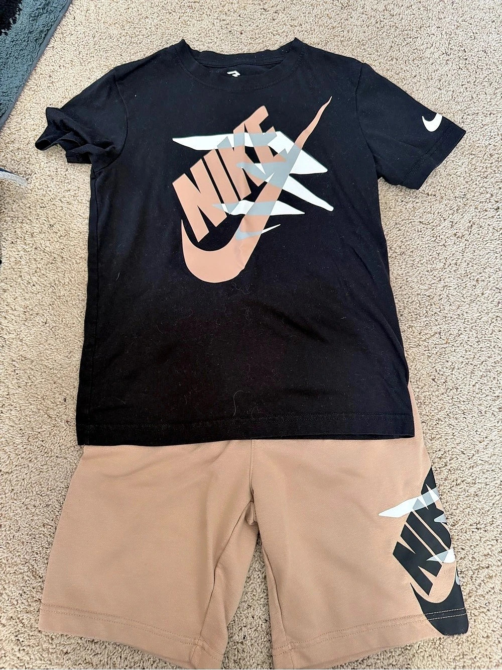 Nike Matching Graphic T-Shirt & Shorts Set Size Medium Like New